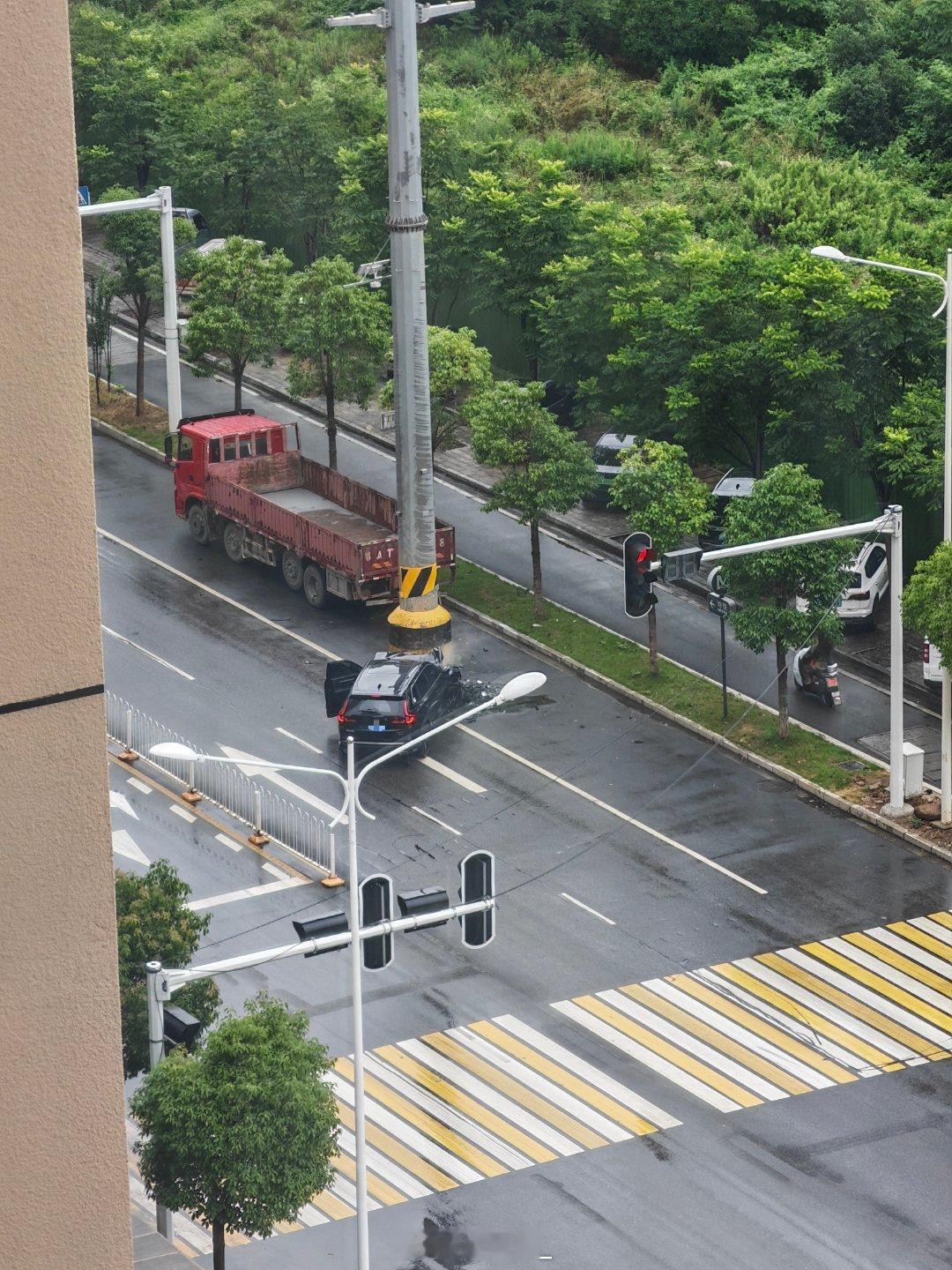 坐在书房办公听见砰的一声抬头一看一辆本田CRV撞高压电线杆子上了这力度不小车主这