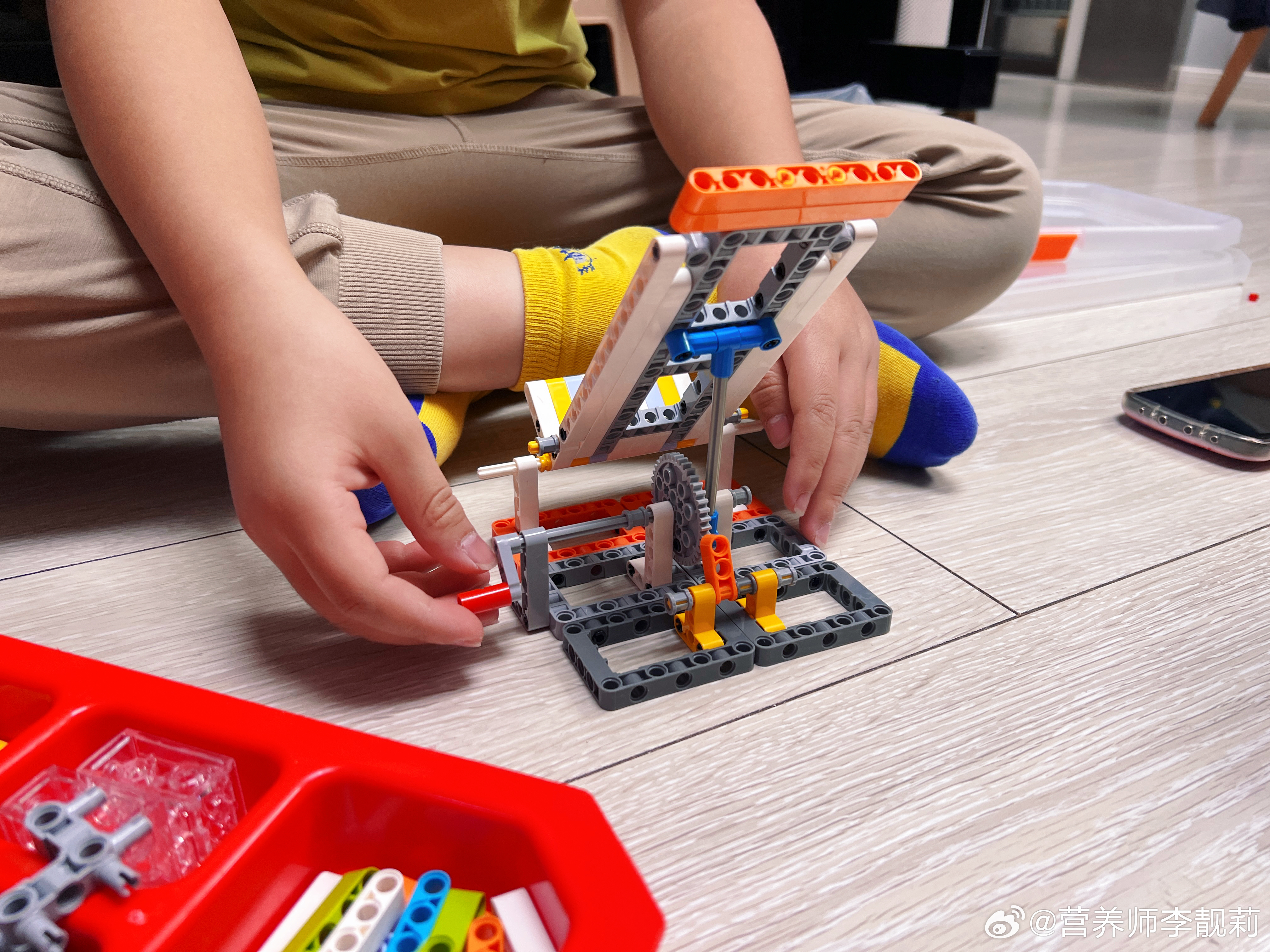 我说你给我搭个手机支架吧！我以为是个固定支架，没想到还能调节角度。大钱说用的是棘