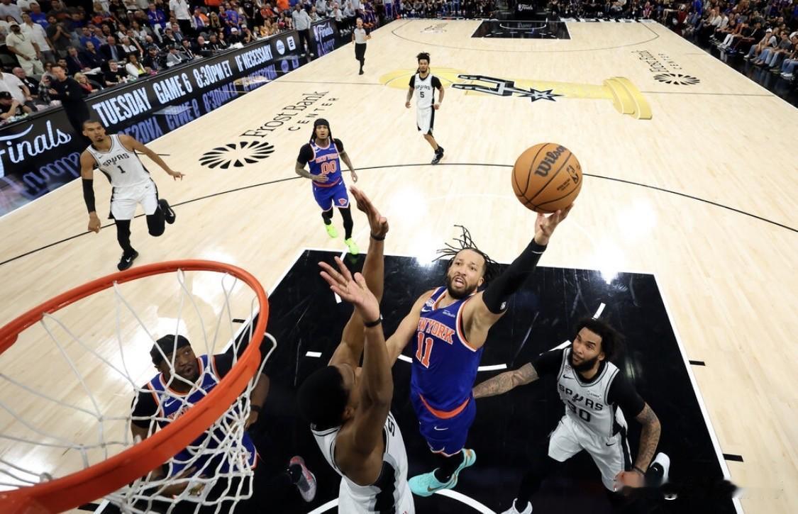 纽约尼克斯夺冠后球迷狂欢失控 多辆校巴被焚毁

      纽约尼克斯队在NBA