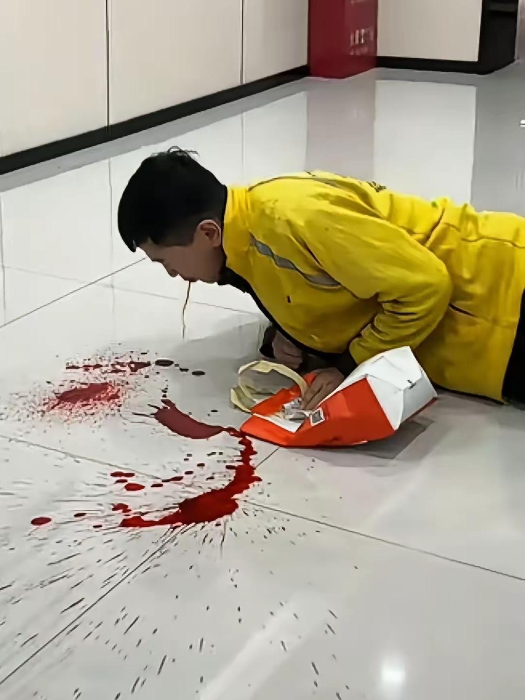 看到这个画面真的泪目了！成年人的世界哪有容易二字！
男子送外卖，为了多挣一点，白