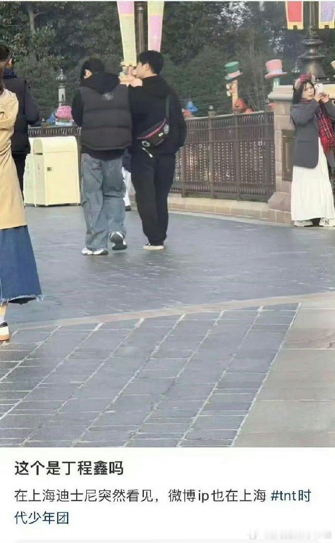 丁程鑫去迪士尼了  刺杀小说家官宣丁程鑫 迪士尼中，丁程鑫的身影将成独特画面。 