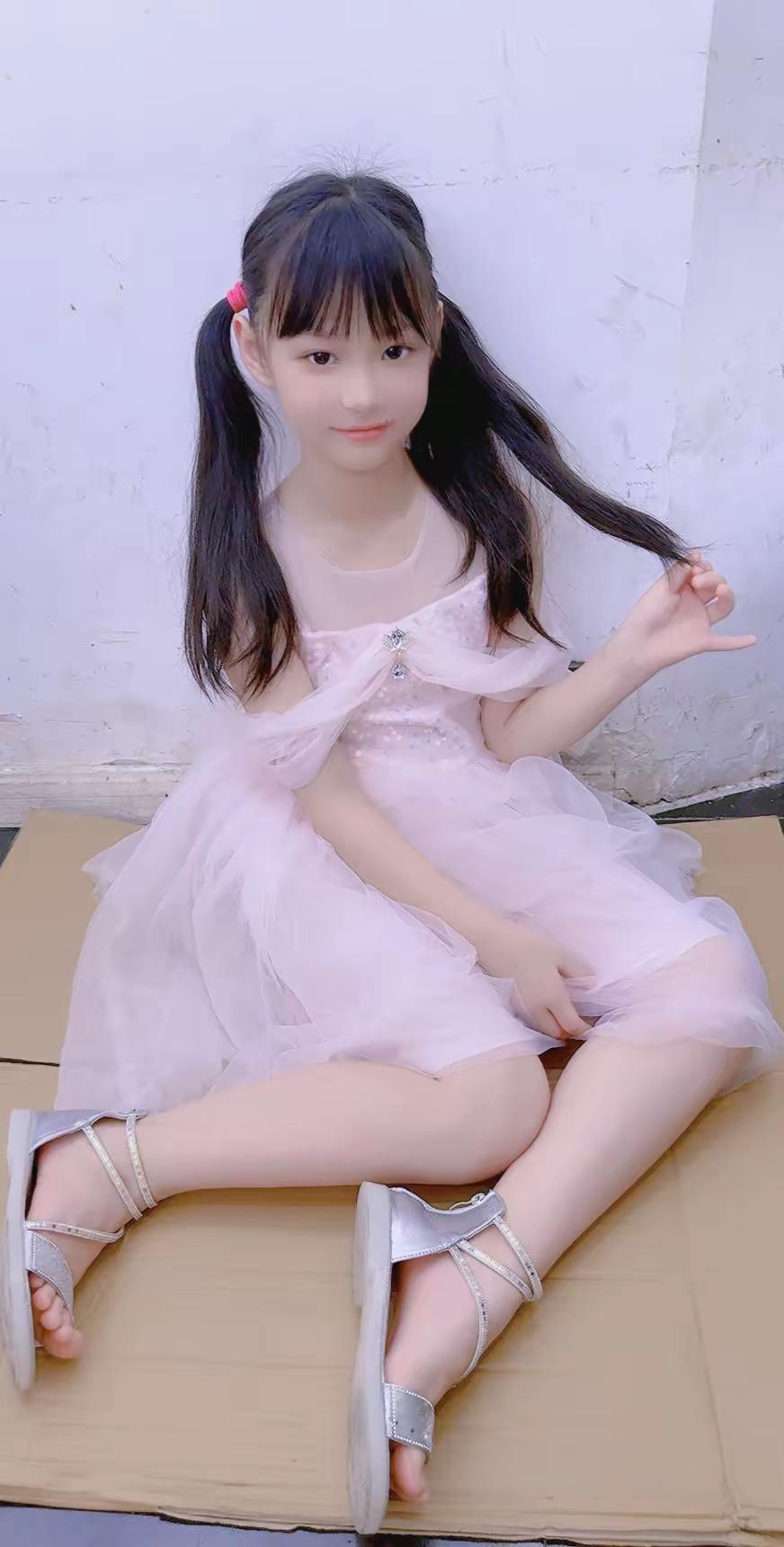 这是谁家的甜妹啊！白色连衣裙小个子