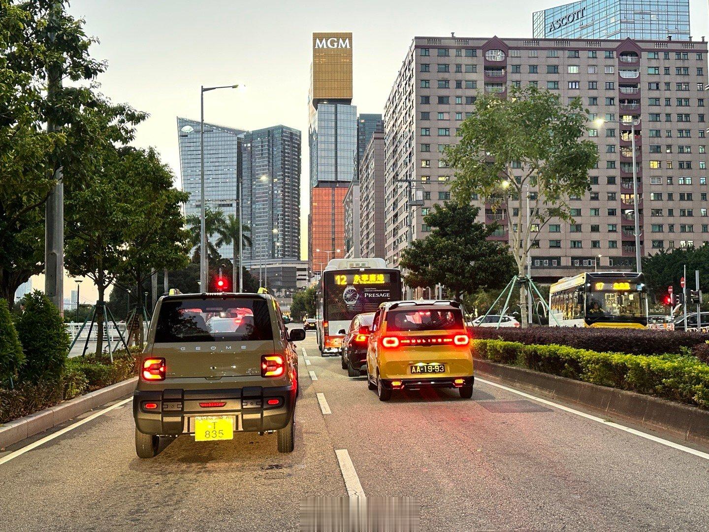 哈哈哈，两兄弟[嘻嘻][嘻嘻] ​​​