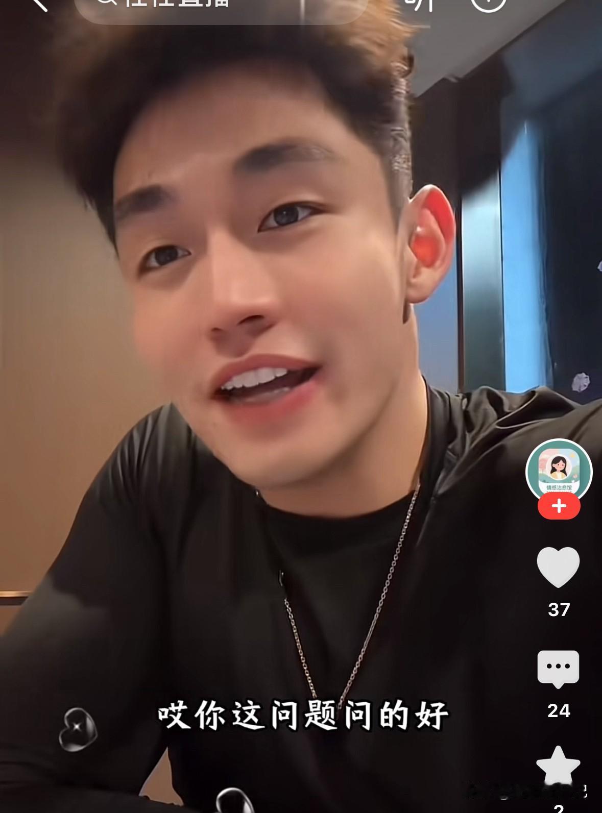 有人问任任“你身高193，为啥不当模特”，
任任说“当初在上海，也有经纪人要签我