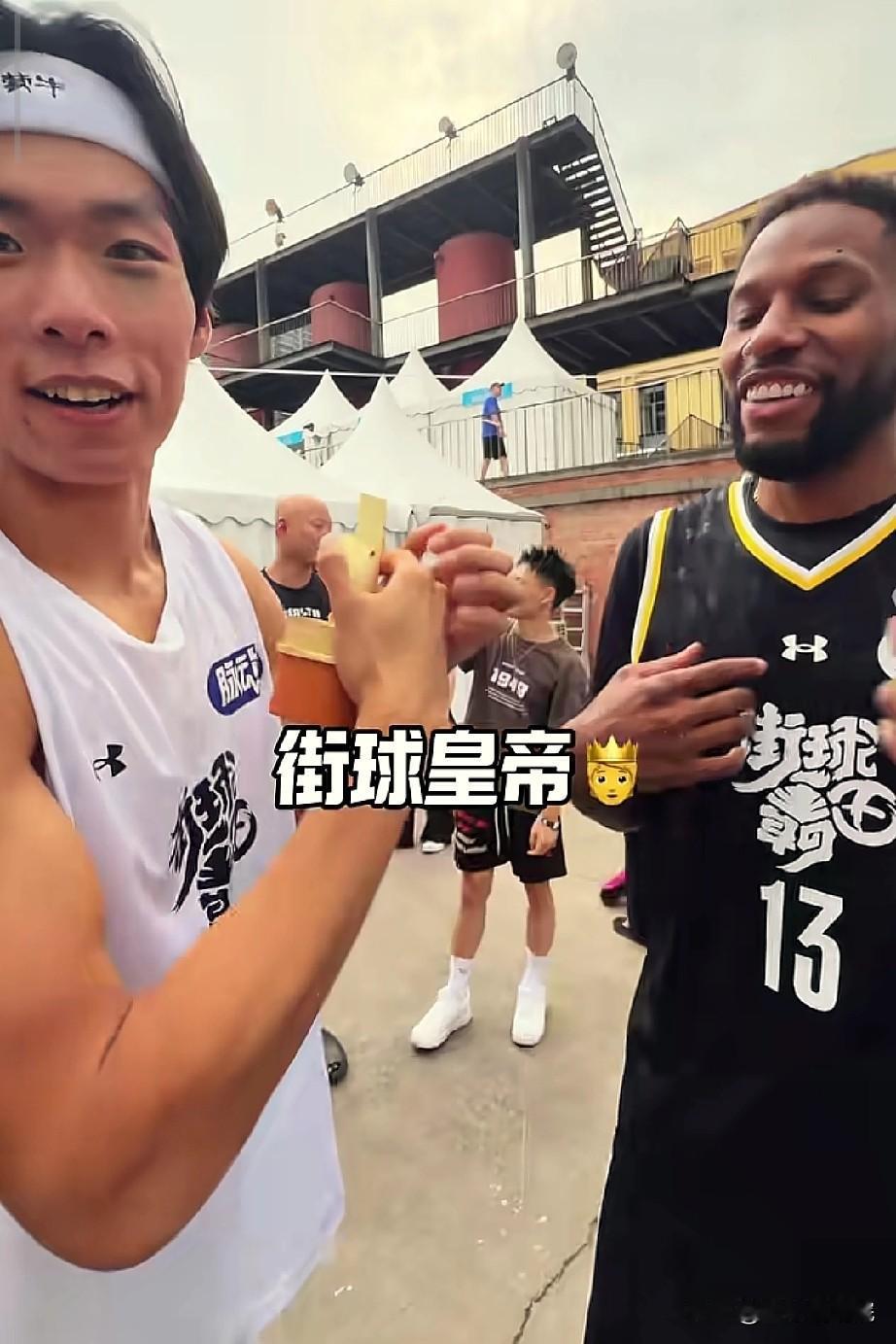威姆斯算是把街球圈混明白了，人缘还挺好！

威姆斯自从不打CBA后，就专心做自媒