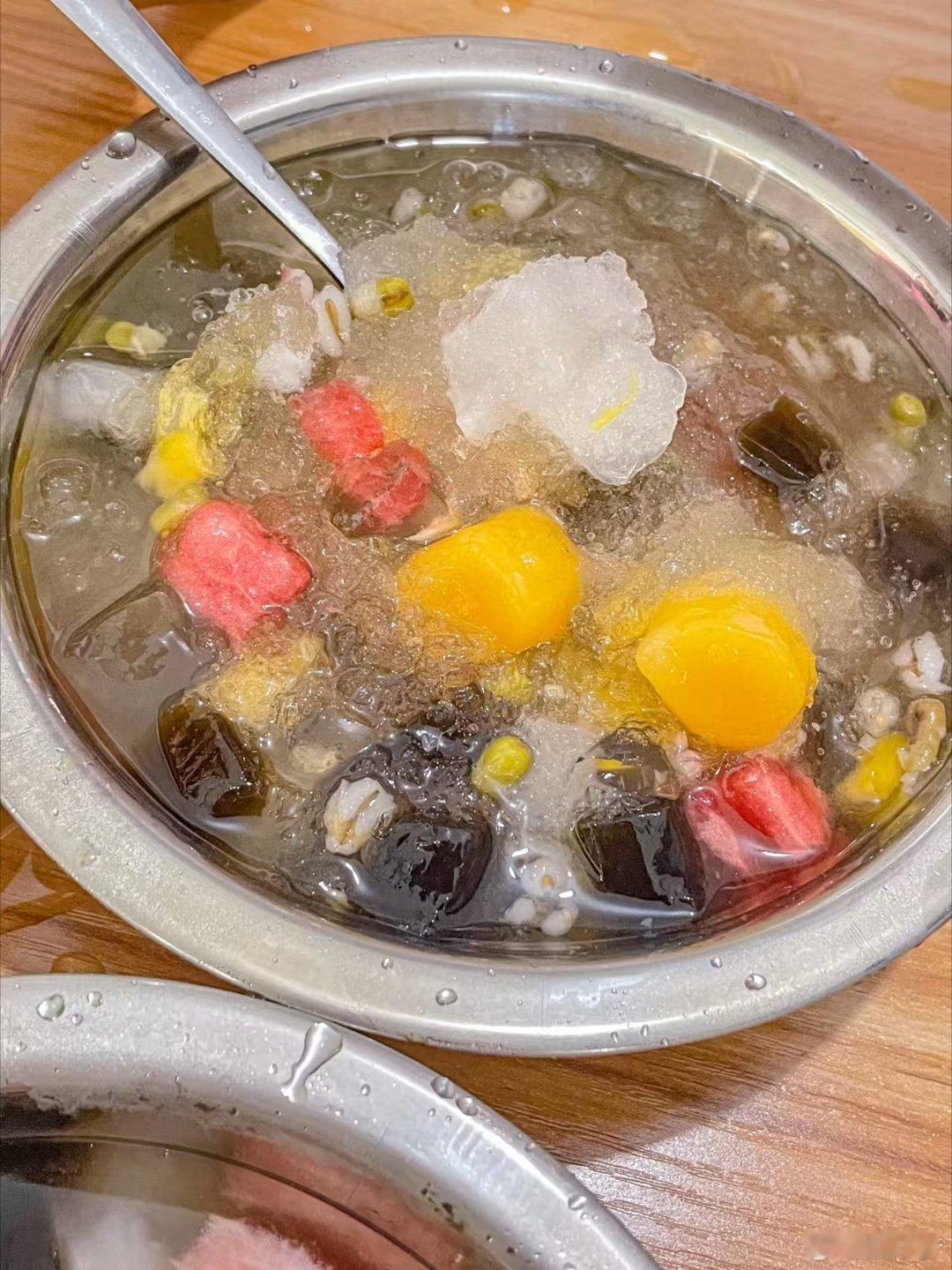 嗨夏吃货节 夏日炎炎，来一碗四果汤，瞬间驱散暑气！四果汤是闽南地区的传统甜品，用