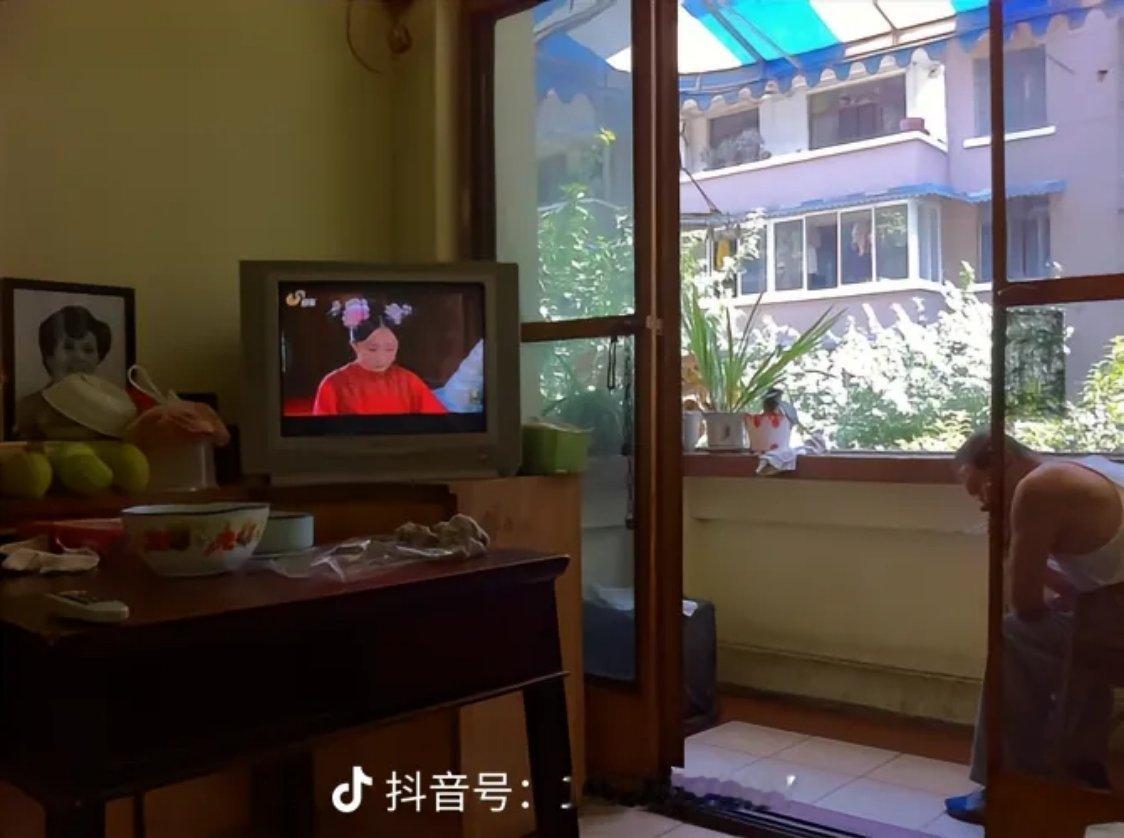 想起五年级有一天，同桌跟我说“你不知道宫吗？你快回去看看”我也就是在这种电视上看