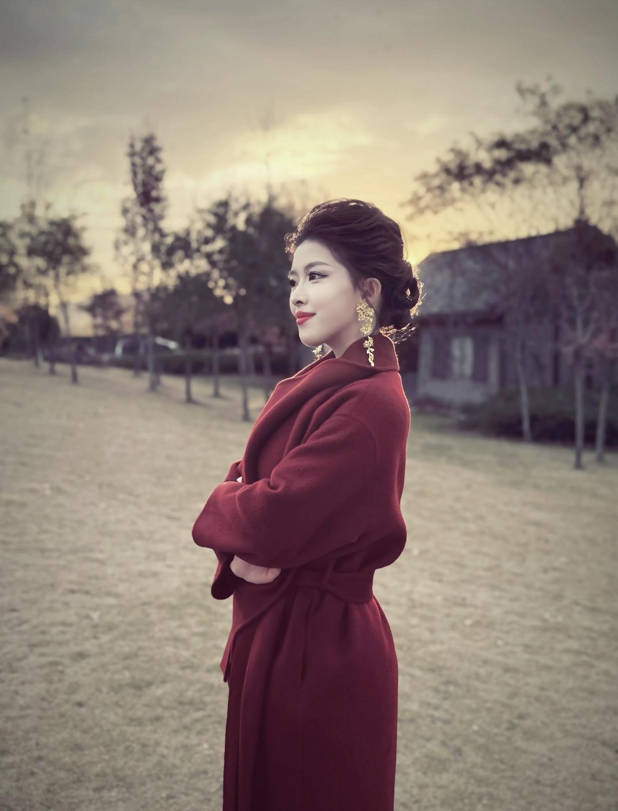 你心中的美女啥模样优雅红衣女子，静立湖畔，沉思如画。