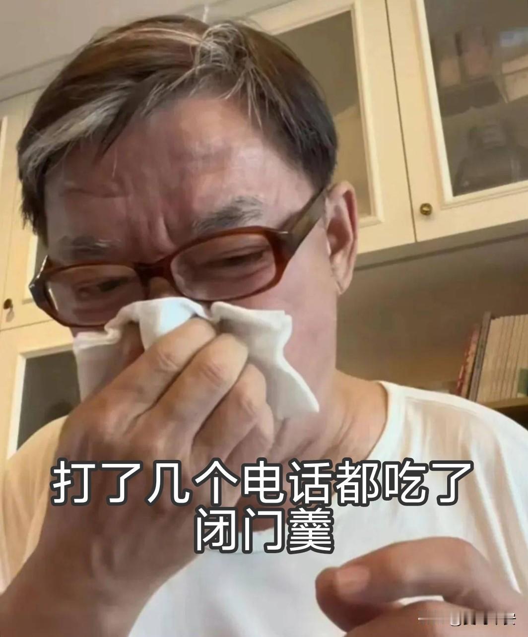 李立群直播又哭了
晚上，老戏骨李立群和往常一样一边吃饭一边开直播和大家聊聊家常，