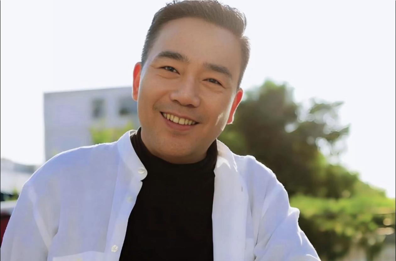 提起那英，你绝对想不到她还有个“消失”的对手。
80年代歌坛，她和那英同期出道。