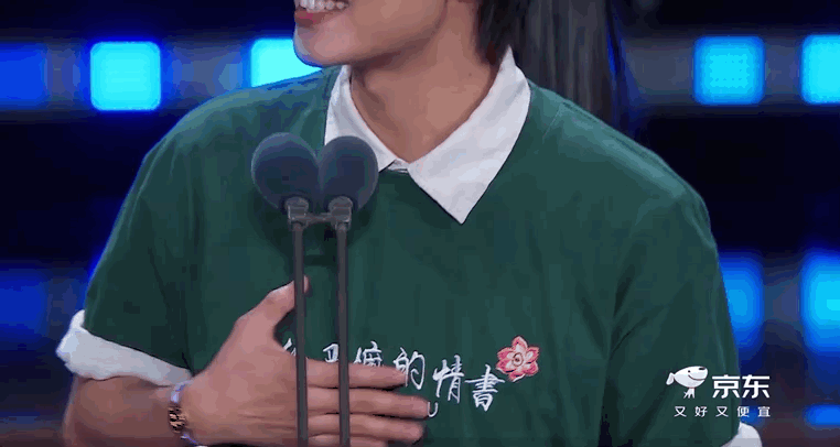 太暖啦！王彦桐为李思潼压麦 ，也祝贺两位共同获得荣誉“年度青云突破演员”。 
