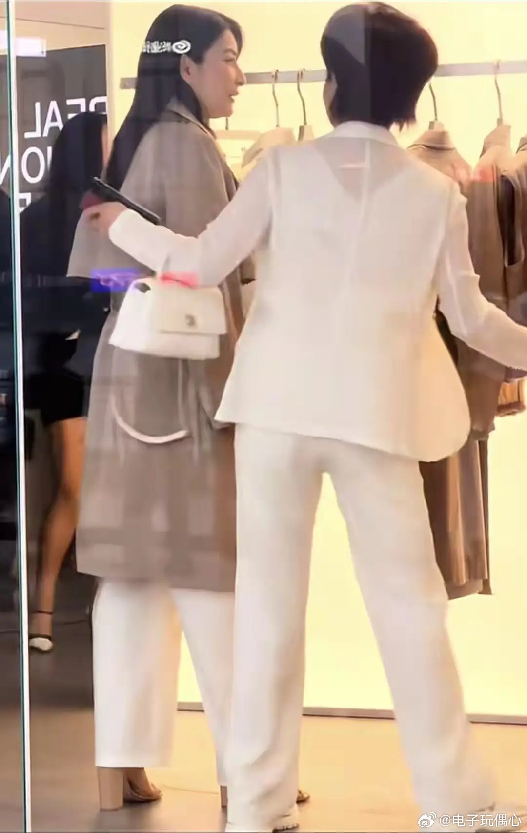 郭晶晶逛街被偶遇，穿风衣脚踩粗高跟优雅大气，美貌与气质并存！ 