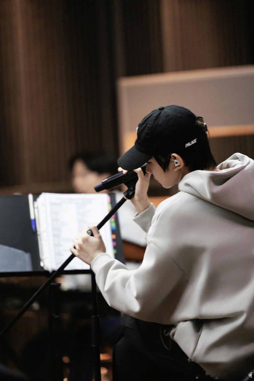 超话星愿池  超话新年许愿季 演唱会是一场属于对粉丝的盛大告白。（互新2