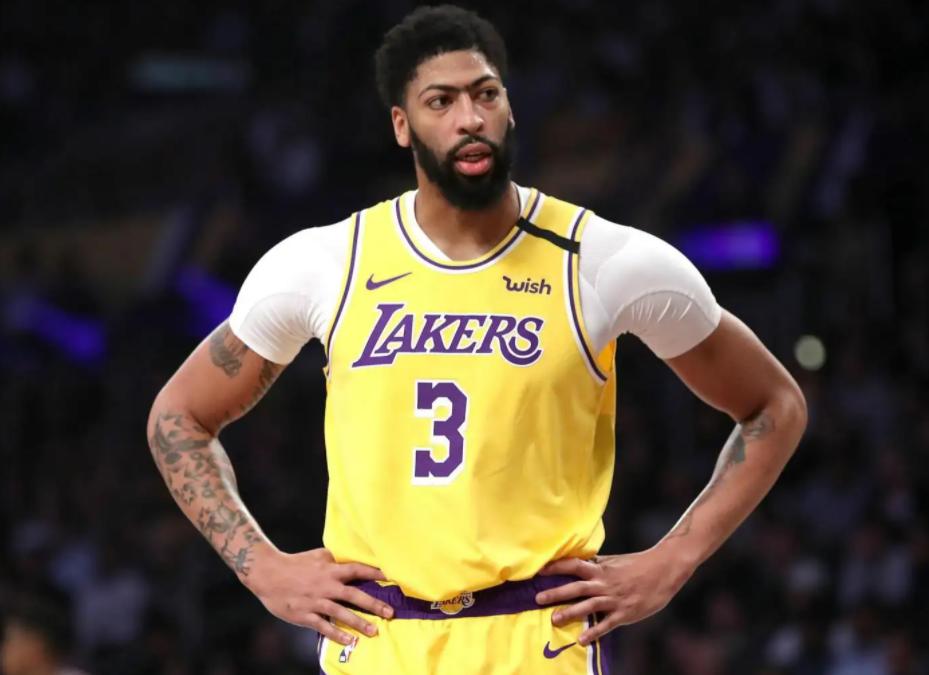 看NBA上咪咕视频，在奇才媒体日当天，安东尼-戴维斯接受媒体采访，今年夏天并没有