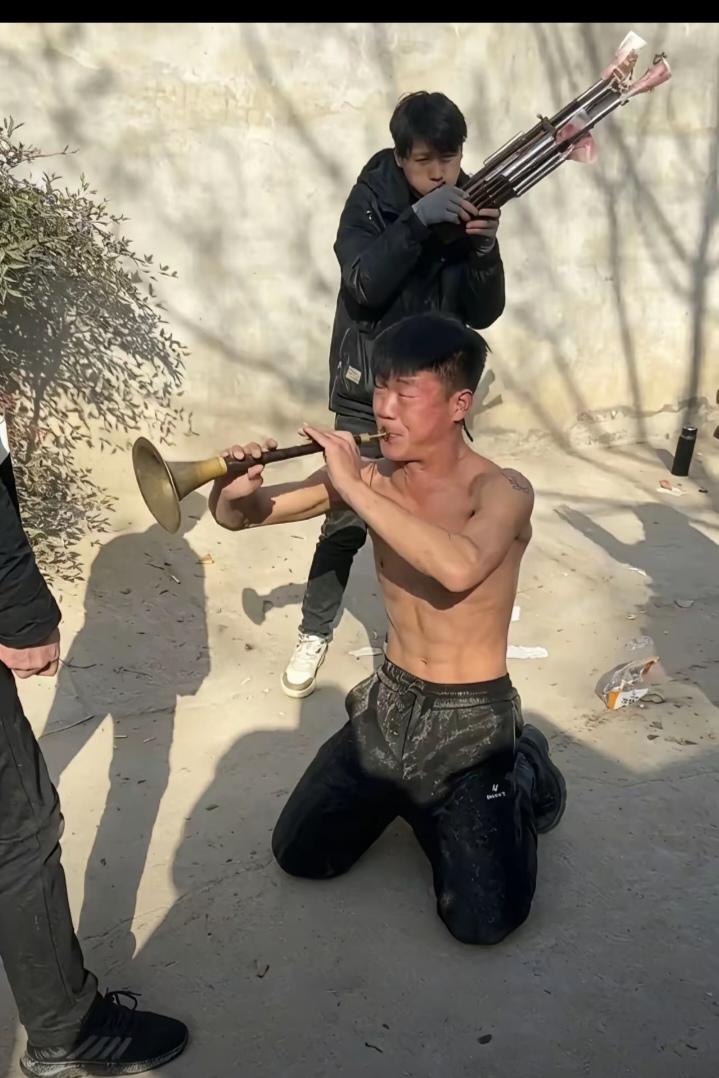 25岁唢呐手跪地吹曲，一曲哭碎千万人的心
 
河南周口25岁唢呐手阿豪以吹白事唢