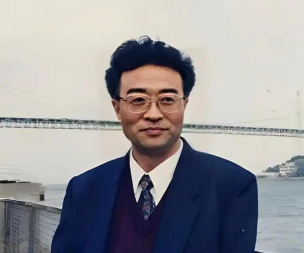 他名叫刘铁骑，是大贪官刘青山的儿子，父亲在1952年被枪毙的时候，刘铁骑才6岁，