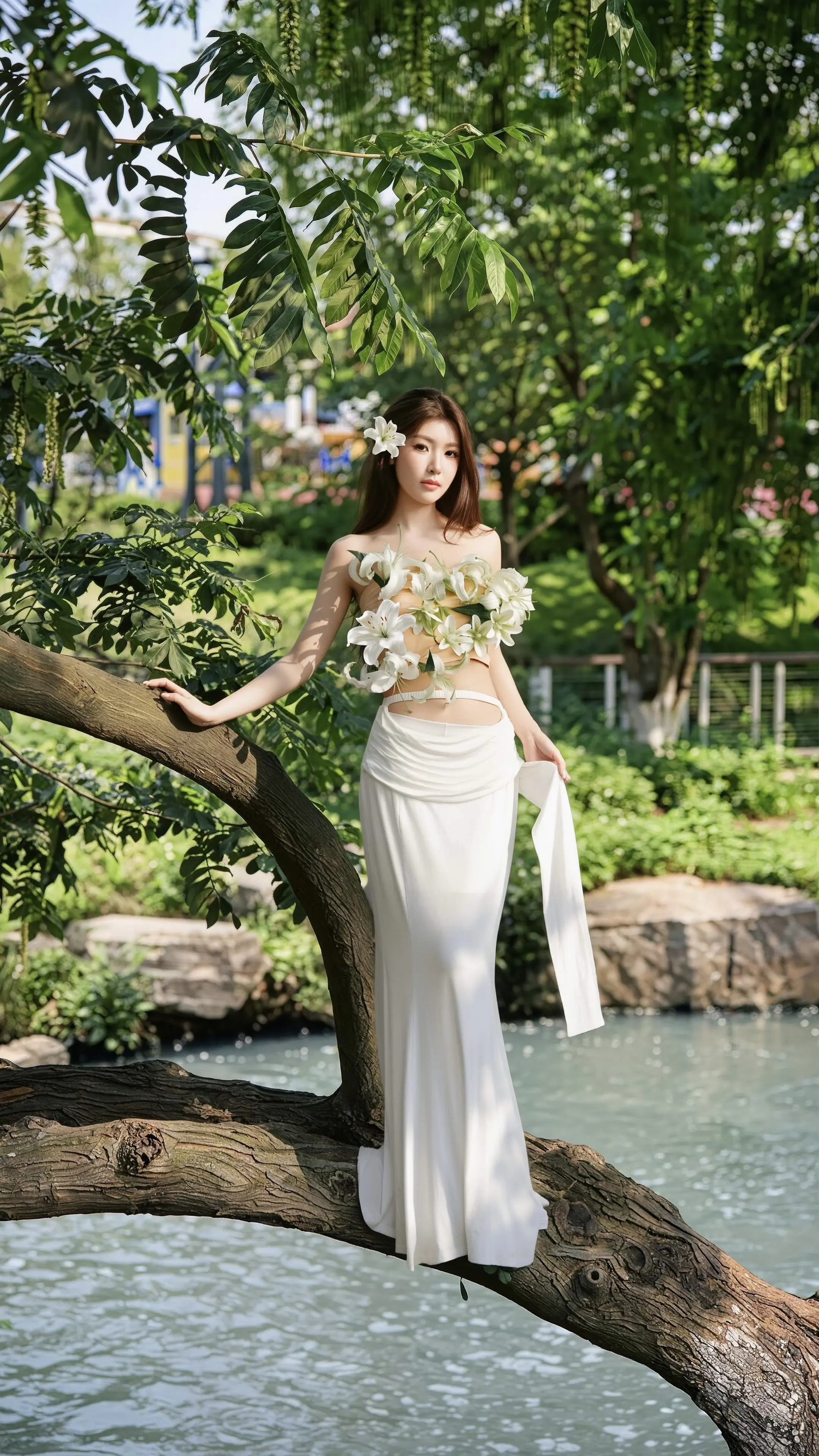 清风吹过溪流，她是林间温柔的回响。 树影摇碎天光，她是风里长出的诗殇。...