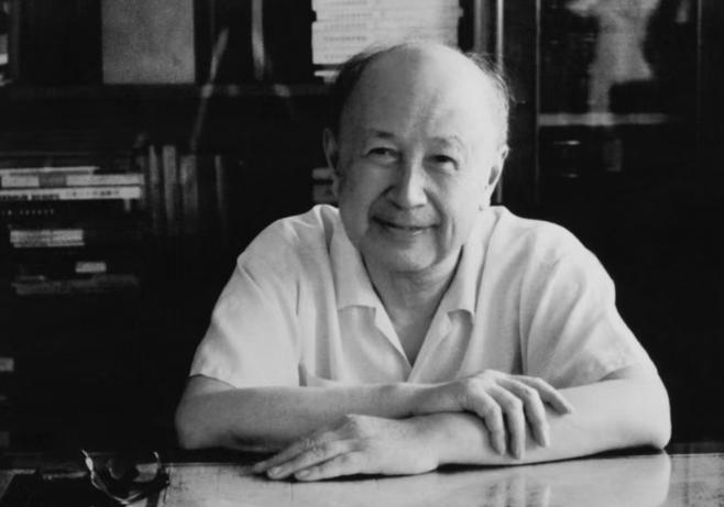 2008年年底，一辈子不看电视的钱学森突然跟儿子说：“支个电视行不行？贵不贵啊？