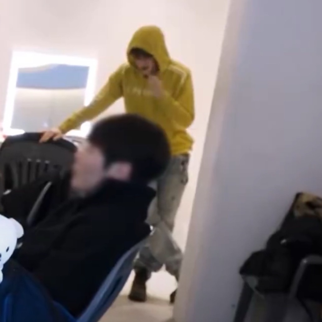 在镜头角落里也依旧保持帅气  专栏 · 炤咪截图📸