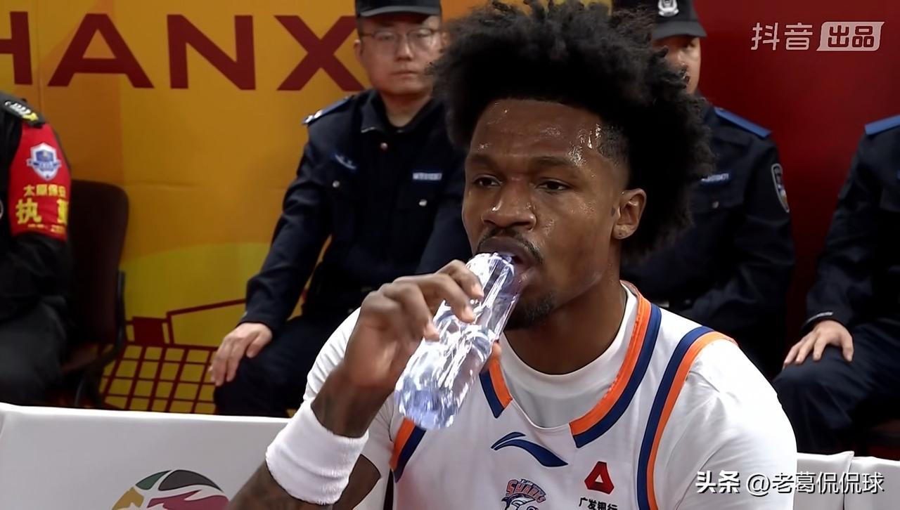 上海久事外援古德温真是球队的定海神针！在今天上海久事客场以100：96击败山西汾