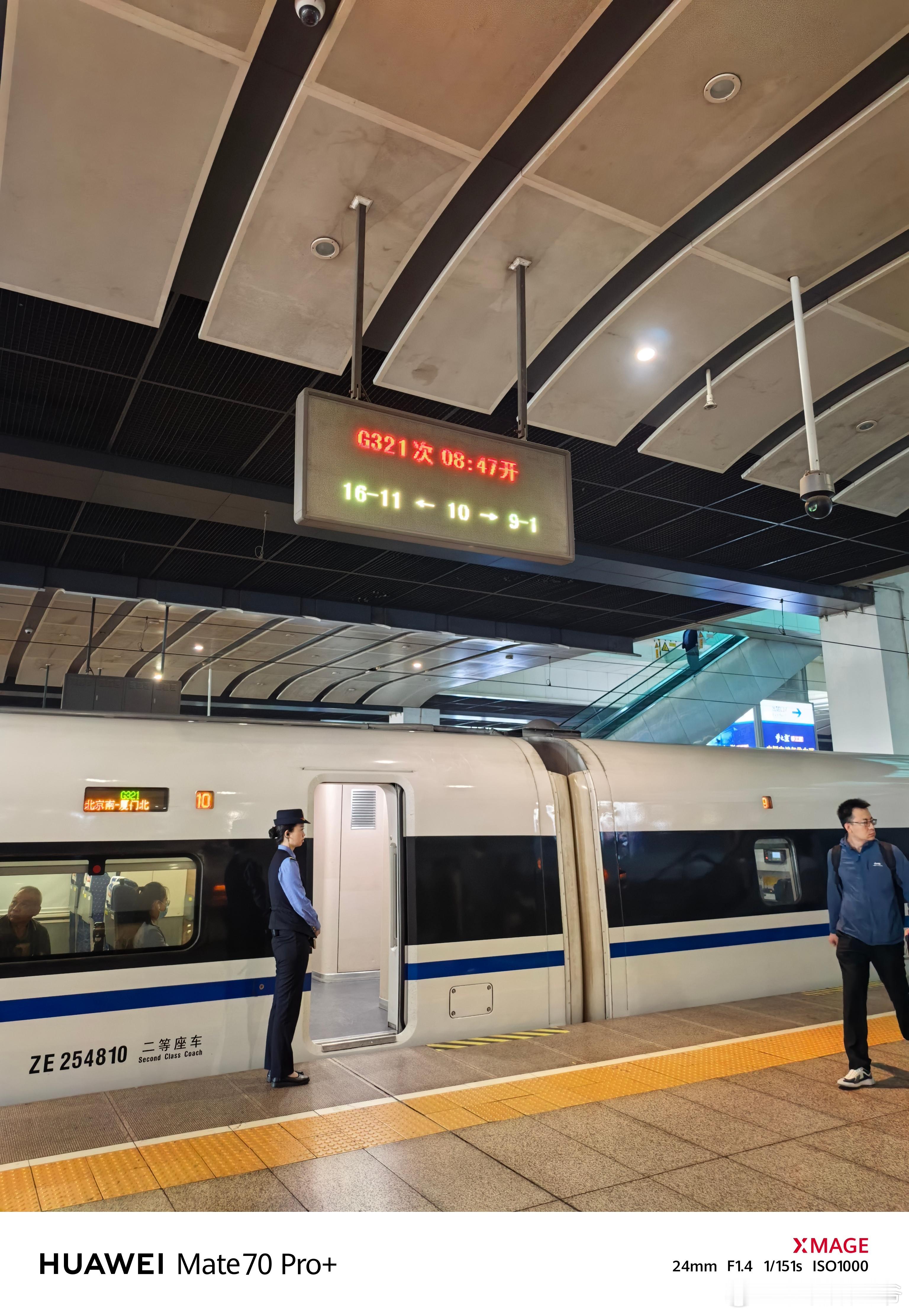 今早4点50就起了，昨天干了4冰杯咖啡，肚子疼了一夜，坐在出租车里都能听到我自己