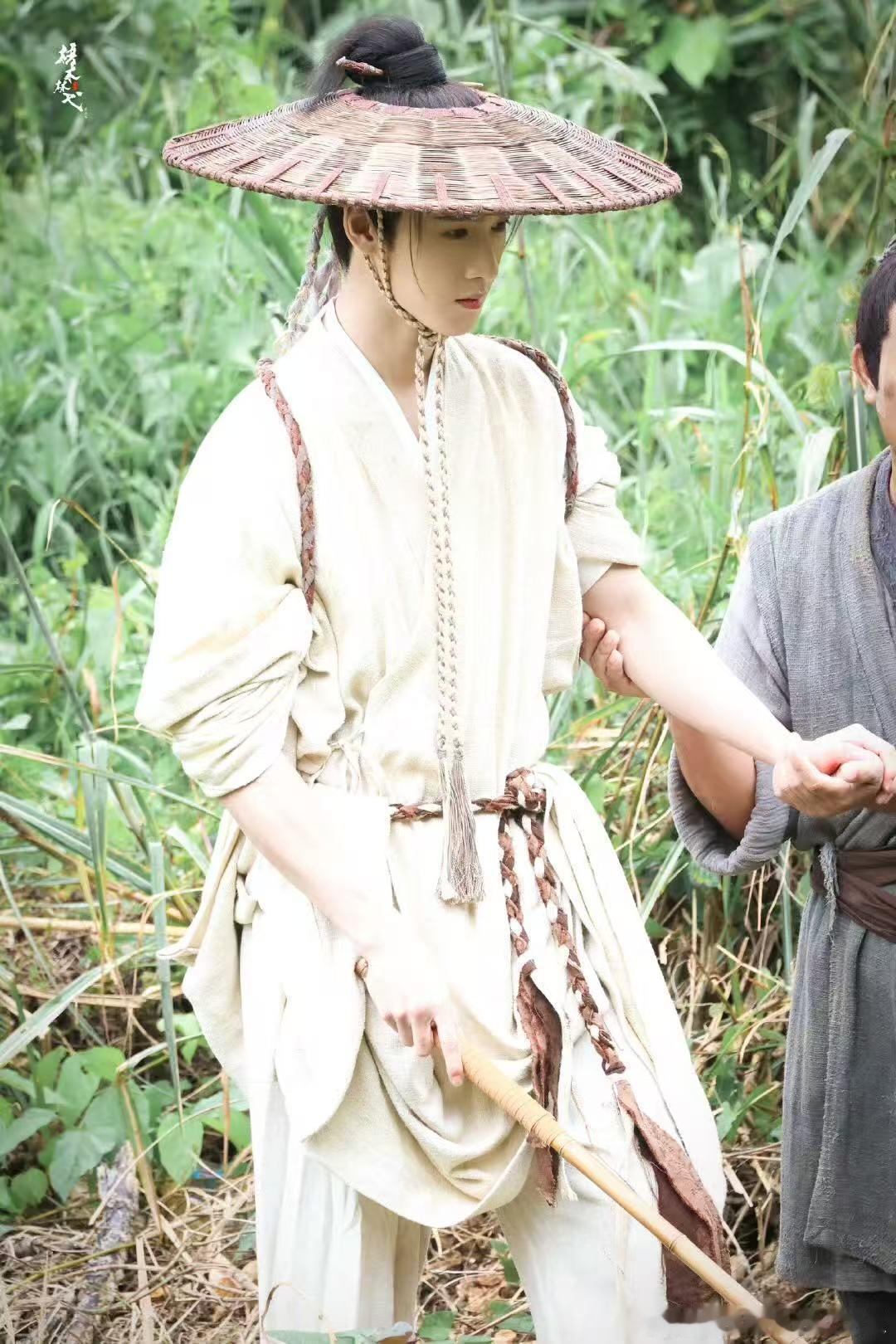 李昀锐尚公主白衣斗笠造型 ​​​被这个素素的言尚帅到了！！！最简单的妆造最极致的
