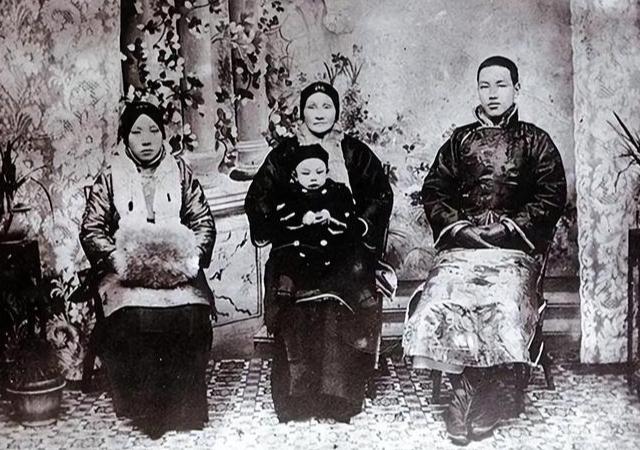 《金陵春梦》本质上是一本反蒋演绎小说，有朋友私信老黑，有空讲讲这本书里的劲爆丑闻