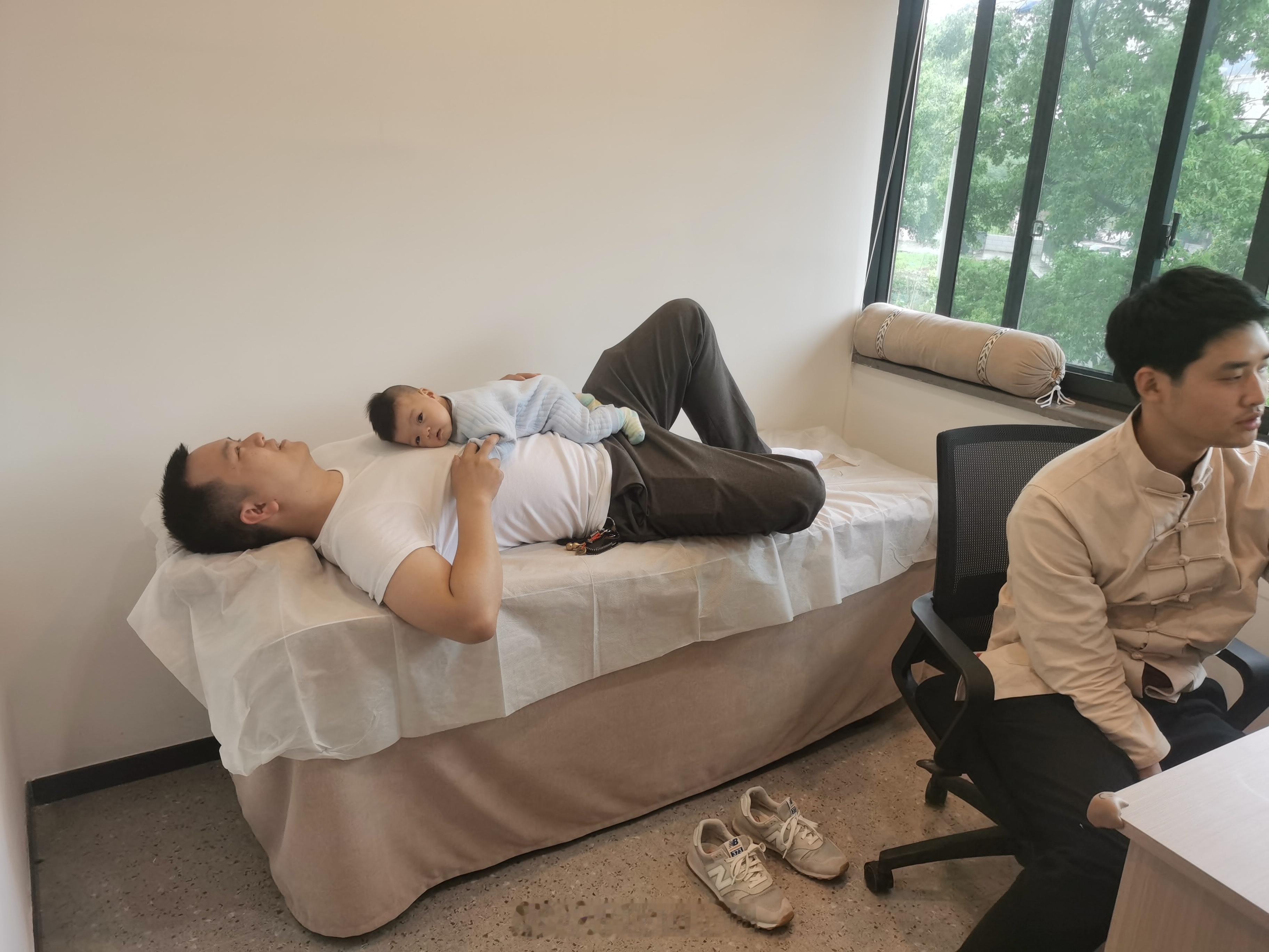 刘医生医馆带娃的日常，从小在中医馆长大的小孩学医天赋应该会高一点[坏笑][坏笑]
