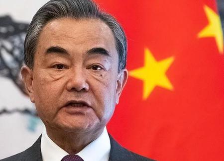 中方已做好准备应战，美国硬逼中国交1750亿罚款，王毅强势还击！这次美国彻底不藏