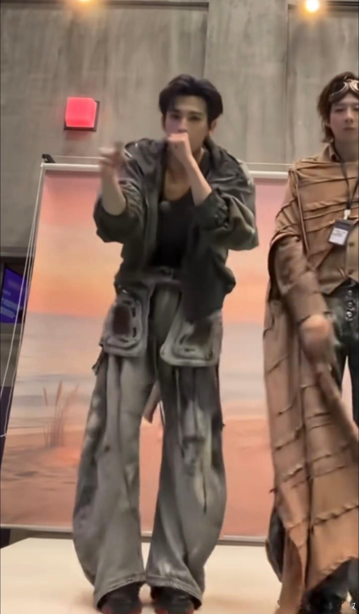 张凌赫你这是要偷什么 张凌赫你是不是想偷走所有人的烦恼，充满趣味的舞步让舞台变得