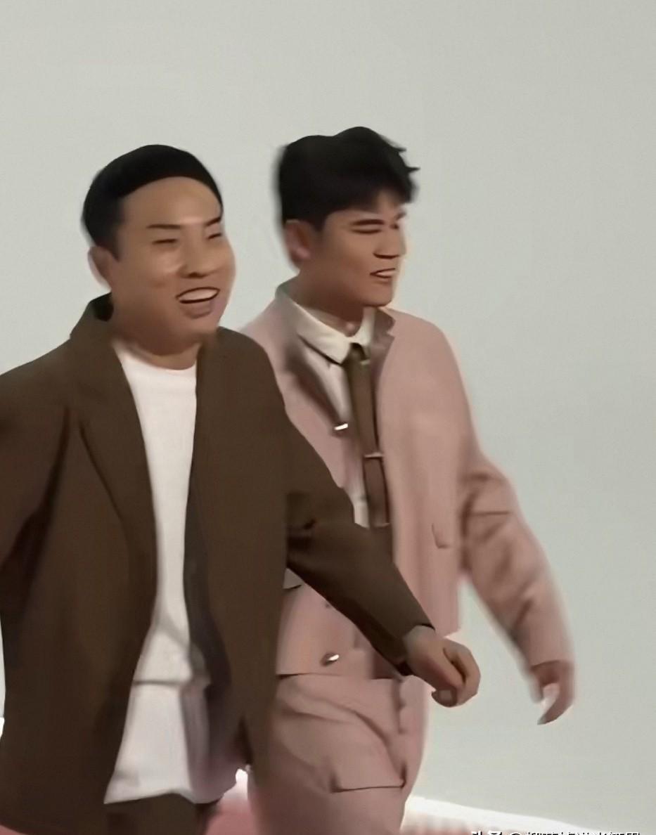 红毯摄影师突然蹲下。
镜头对准徐志胜礼服下摆——不是为了拍褶皱，是想找奢侈品牌的