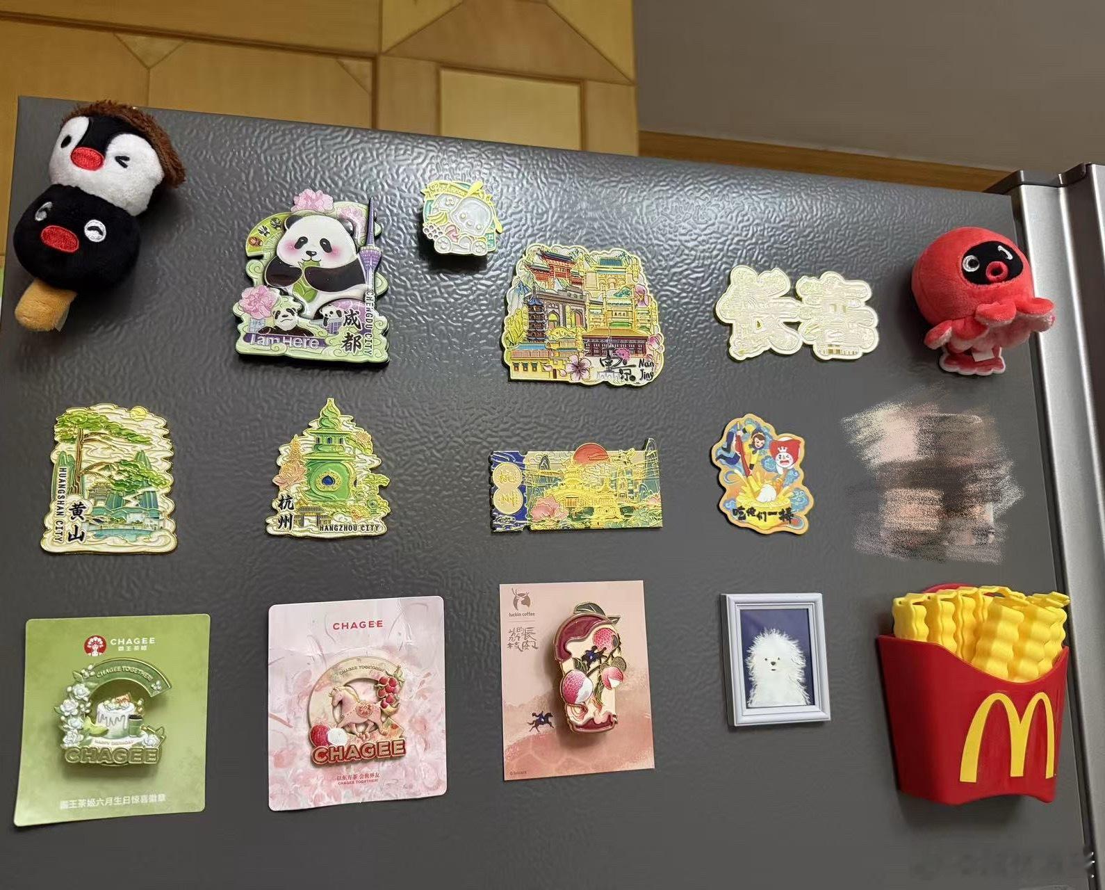 现在冰箱贴发展成这样了吗，狗蛋的几款冰箱贴都是基础款，还有一些喝奶茶喝咖啡送的[