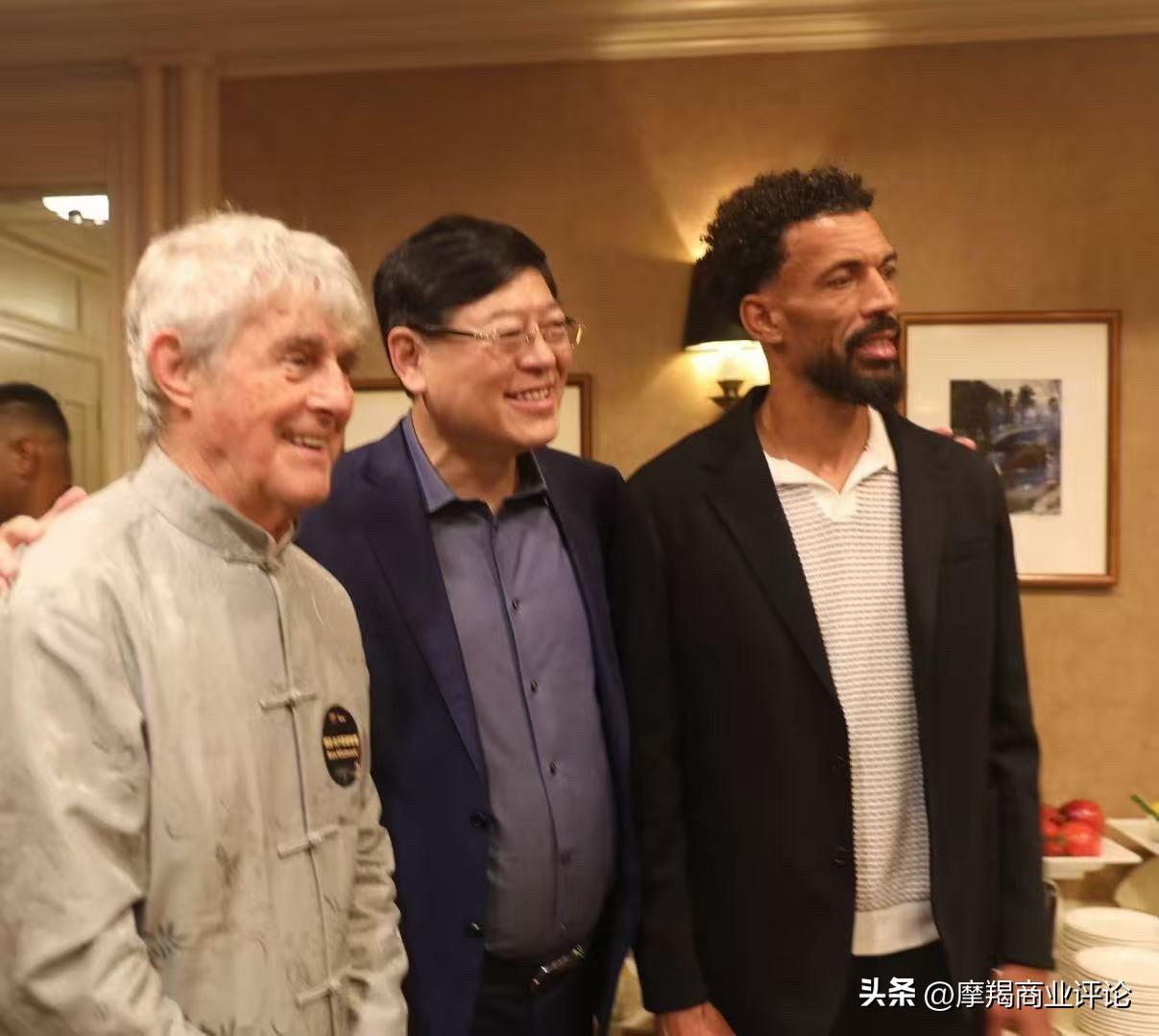 杨元庆已经与佛得角守门员沃奇尼亚合影了？联想反应这么快吗，已经要请这位神奇门将代