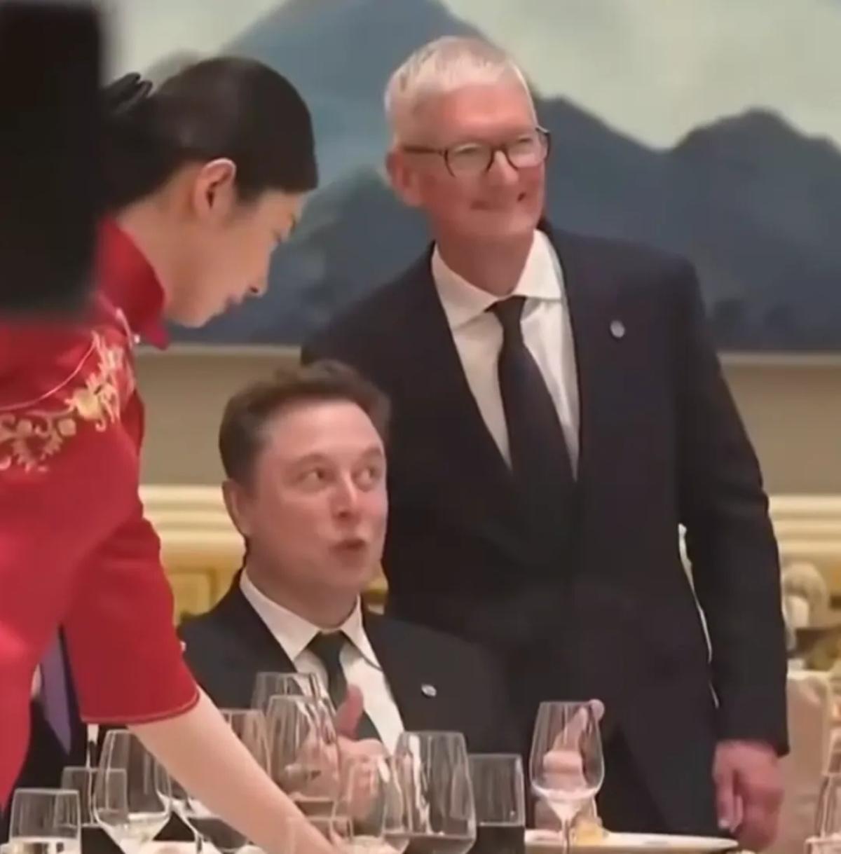 马斯克在晚宴正式开始前，就先动手吃了，现场画面很出圈。
 
现场情况（5月14日