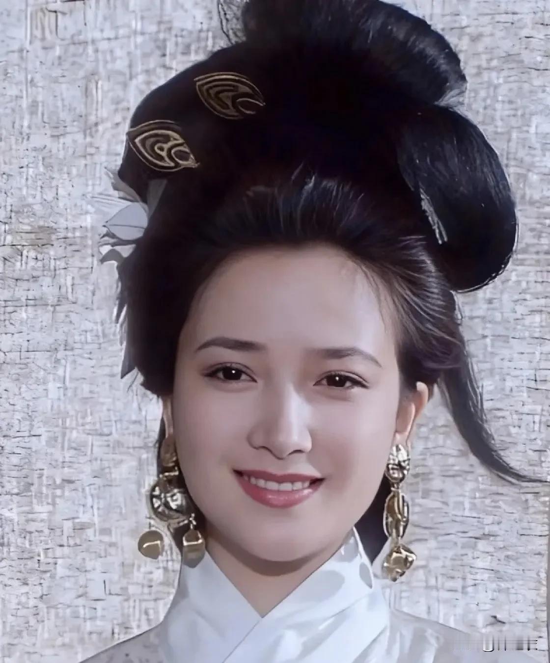 有一说一何晴的美貌比起身上气韵根本不值一提，这么多年了她这款气韵的女明星我从来没