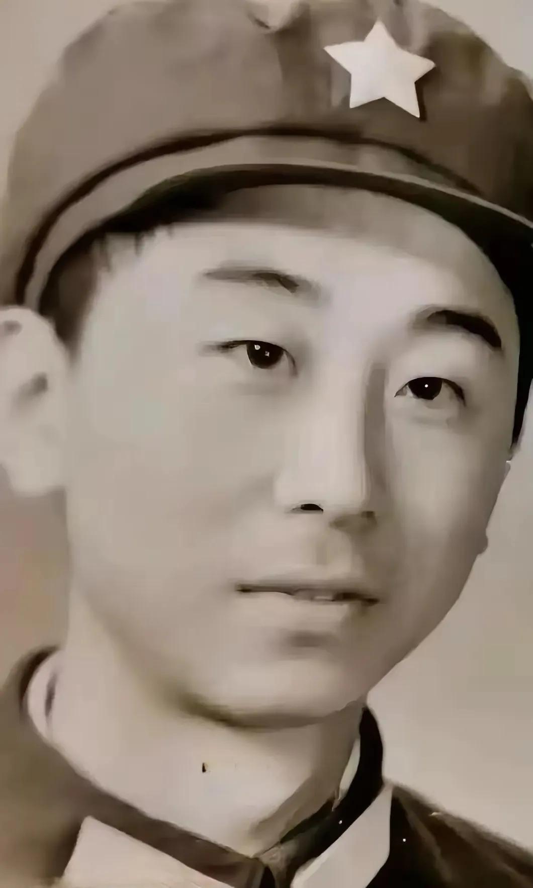 冯巩的军人情结，让我佩服死了！   他年轻时在天津纺织机械厂工作期间应征入伍，成