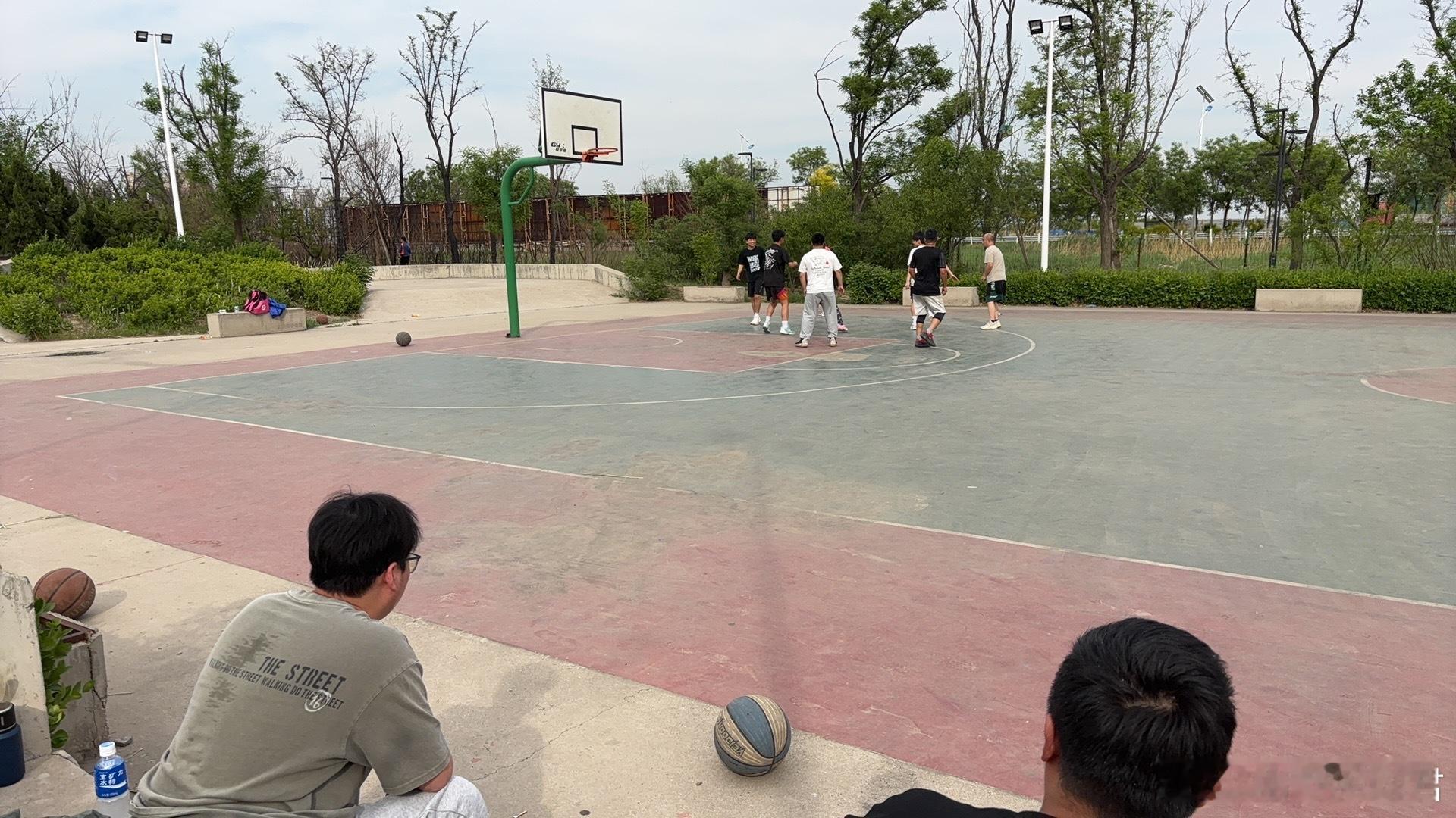 假日先疯派 真没想到突然我有一天打篮球我在球场上被叫大叔的年纪了。[笑cry]运