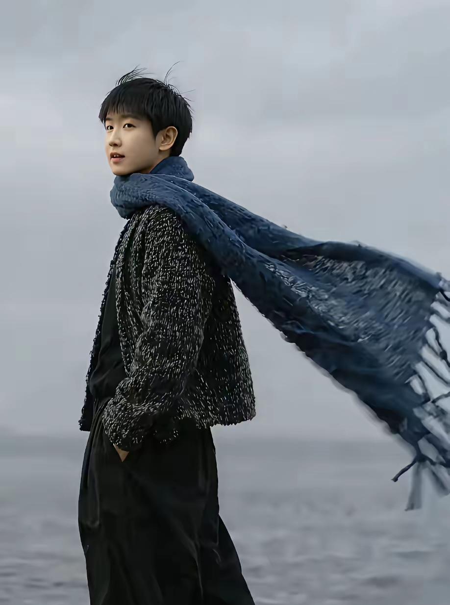 长风破浪会有时
直挂云帆济沧海
李白这首诗
就是给莎莎量身定制的
看莎莎大海边一