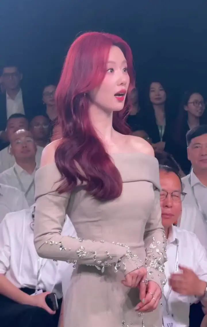 可爱的诗诗在说什么，今天美人鱼公主造型太美了