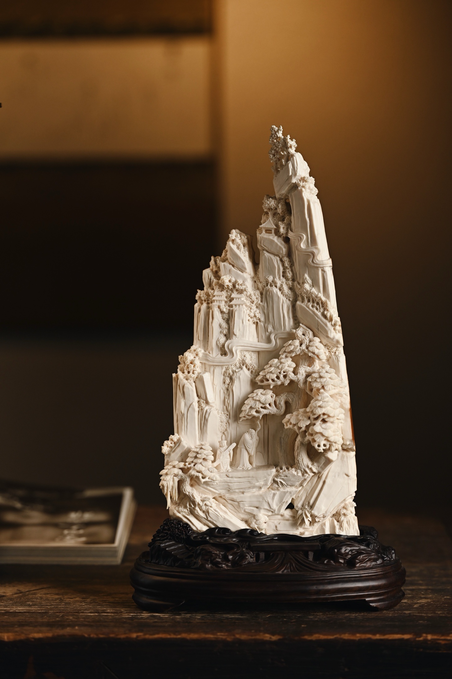 猛犸 | 携琴访友 摆件整料雕刻，背面带皮，布局清朗，整体山石嶙峋，错落有致，高