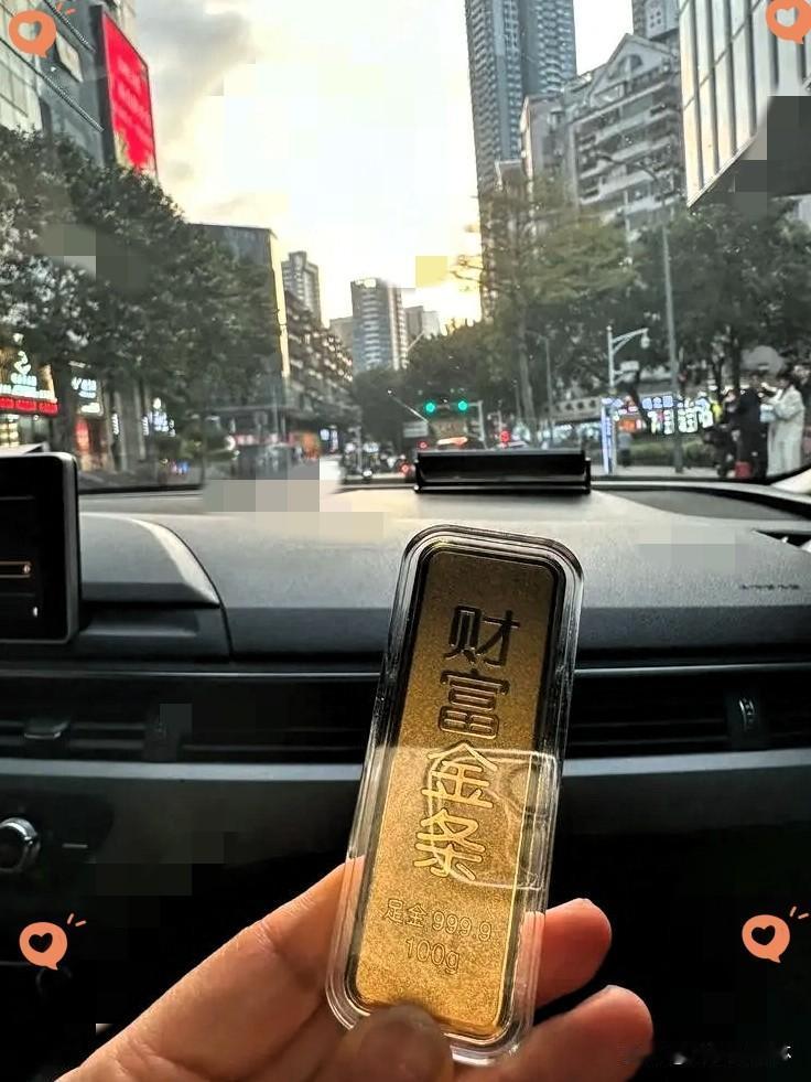 今天的金价，

看得让人血压直线飙升。

8月4号，大盘金价从884跌到了877