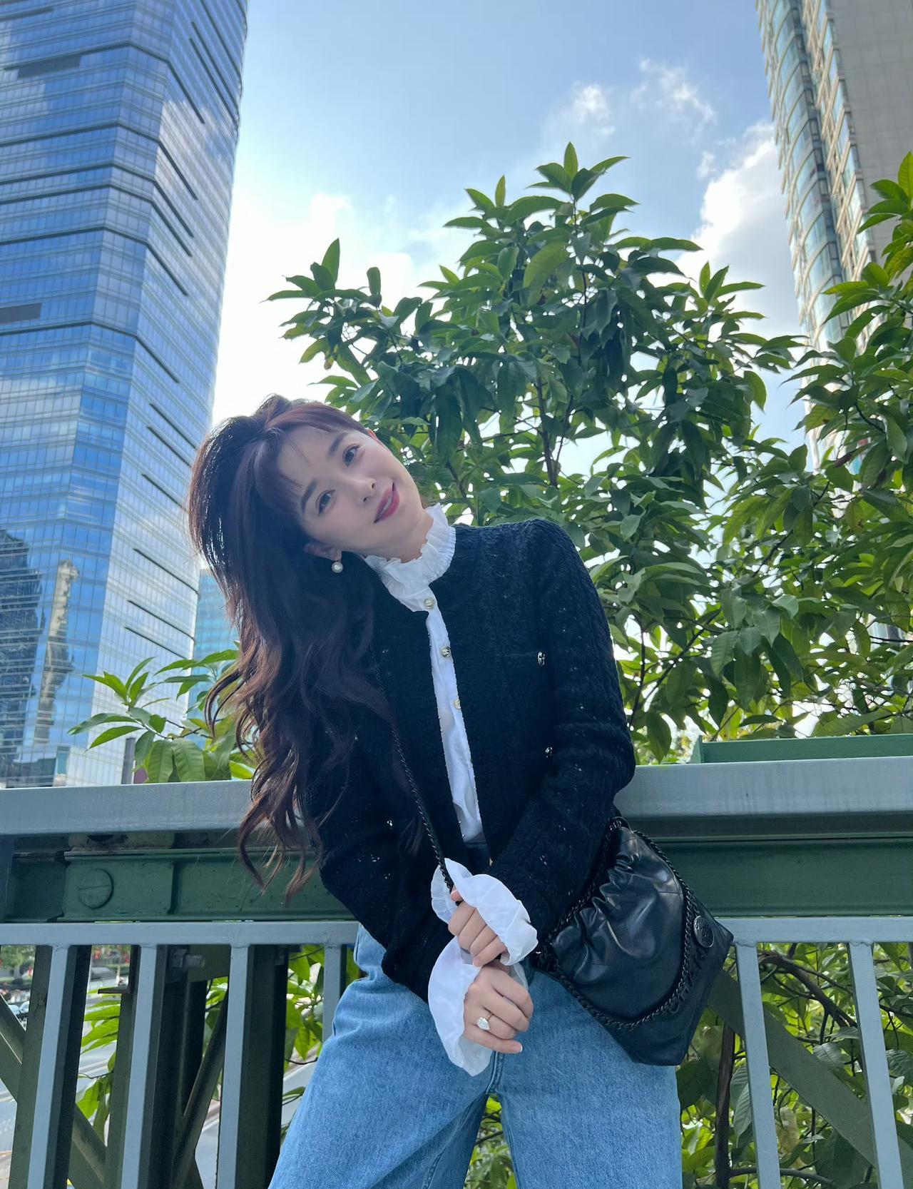 36岁女星阚清子，脸蛋依旧像20出头！
新剧《夜色正浓》她演活一个情妇，抢走佟大