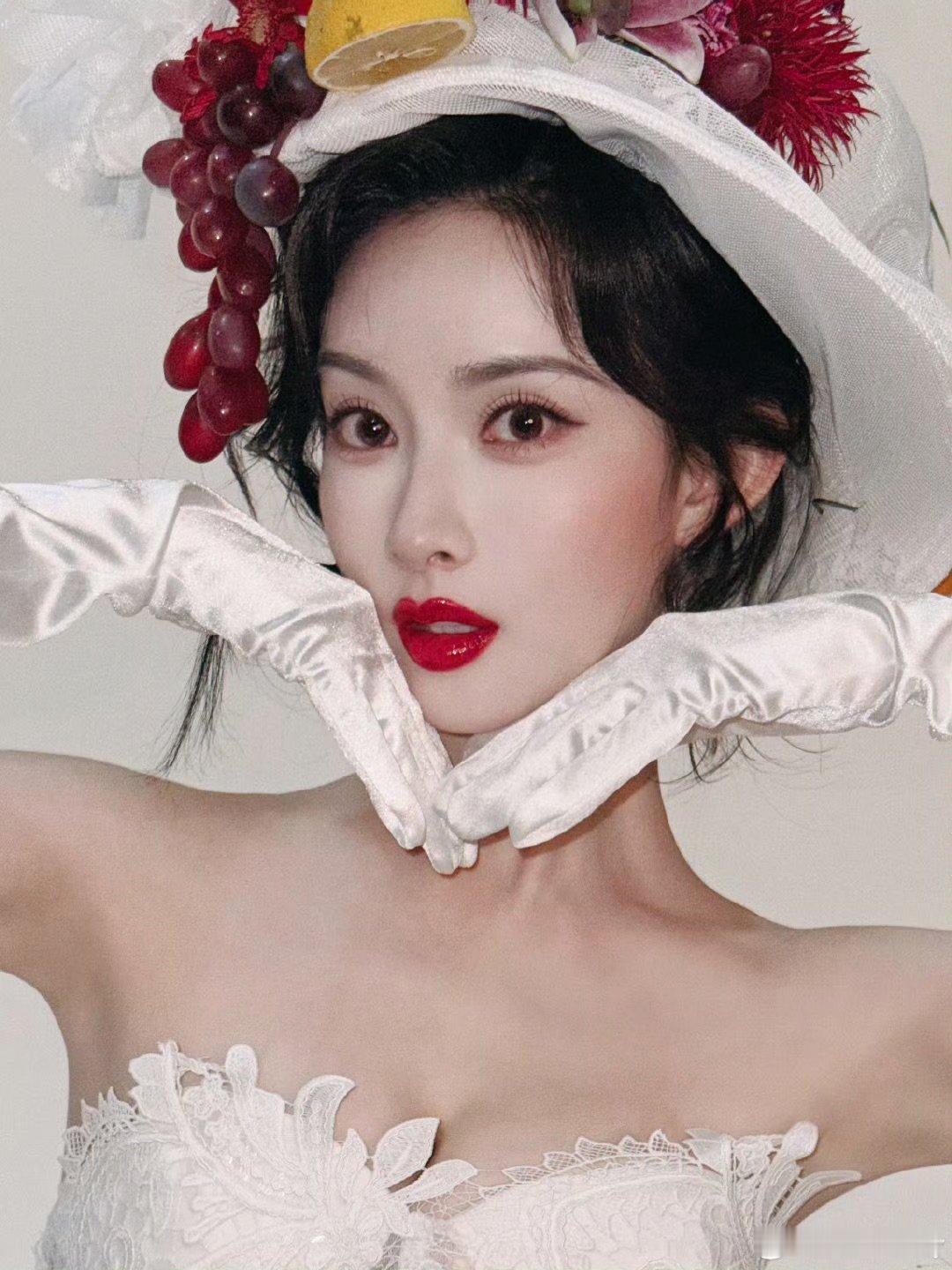 杨单给孟子义化的万人迷妆孟子义万人迷红唇妆孟子义万人迷红唇妆 ​​​