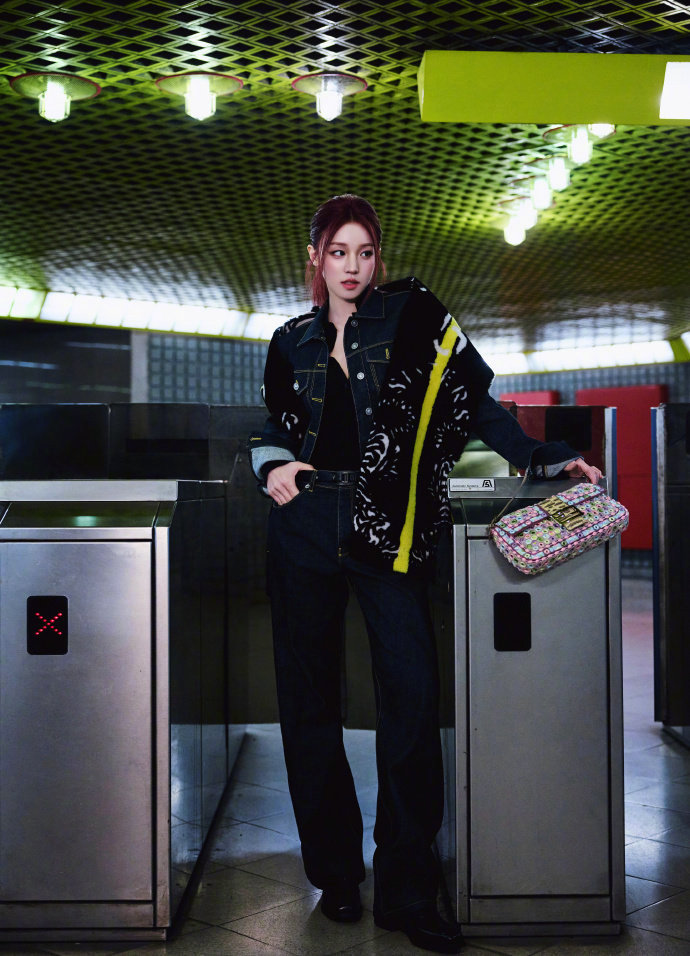 FENDI法棍包续写传奇 镜头里的宋雨琦状态真的绝了！红发搭配法棍包又甜又飒，每