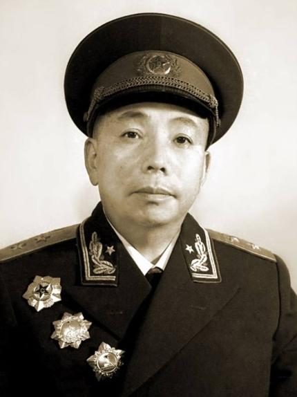 谁是开国第一中将？
在177名开国中将里，徐立清是唯一的正兵团级干部。按照授衔标