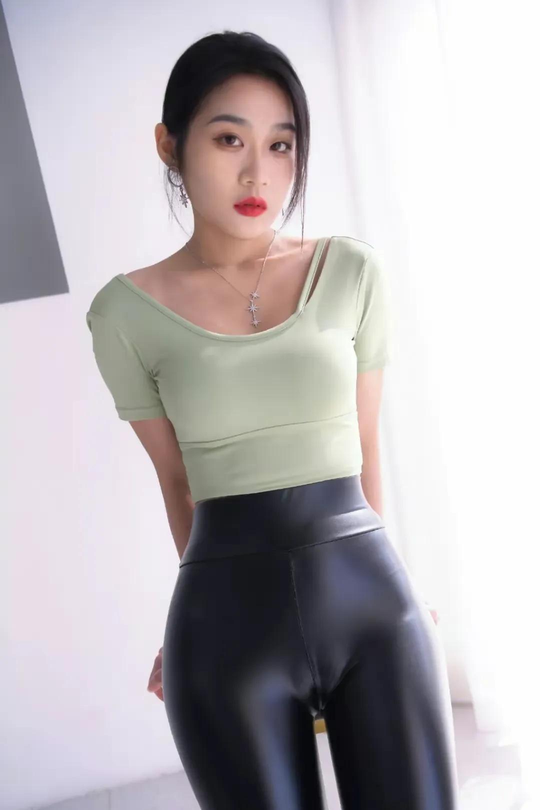 黑皮裤，瑜伽裤，牛仔短裤，三位美女
