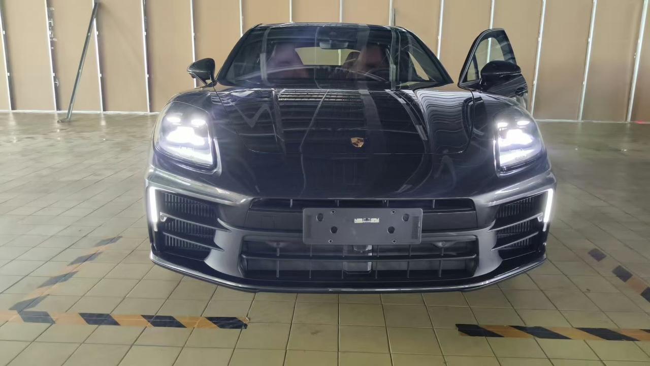 2025款Panamera标轴版本，火山灰外观配黑红内饰，也太好看了。外观上，火