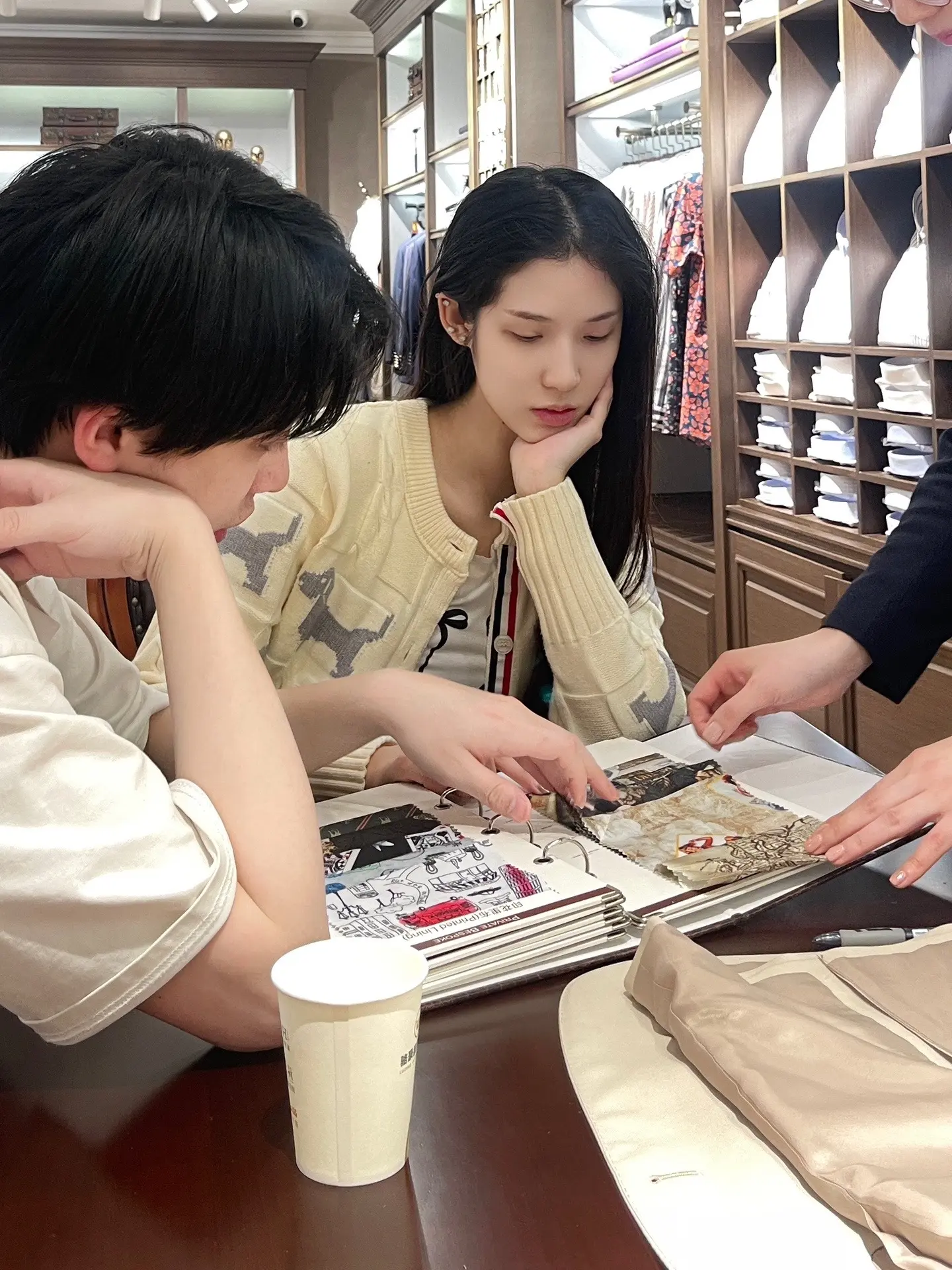 按照咱义乌的习俗 总要带男友定做一套西服吧