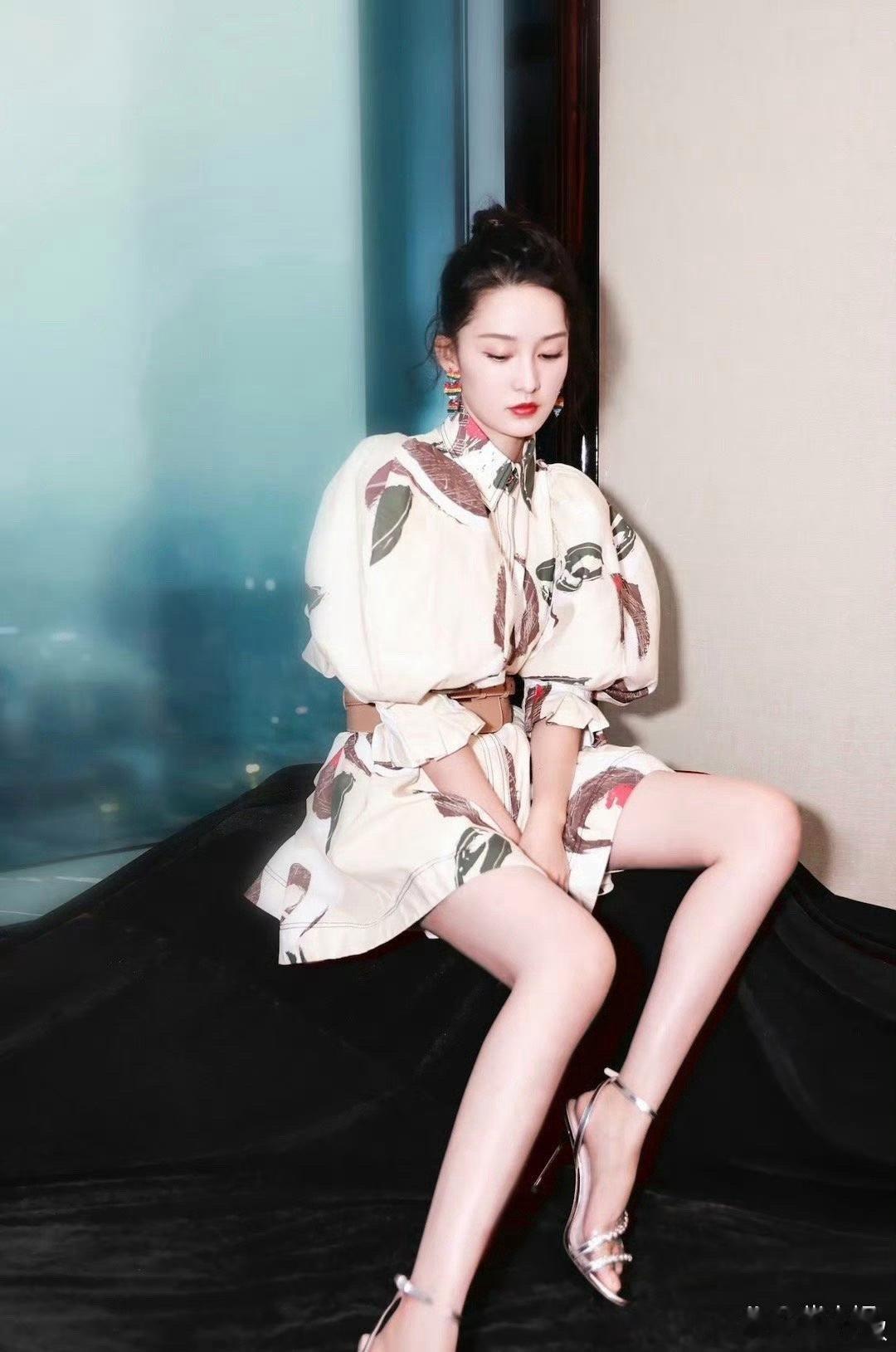 不管李沁是白的发光还是暗的发黄，还是正常肤色都美的一个样 ​​​