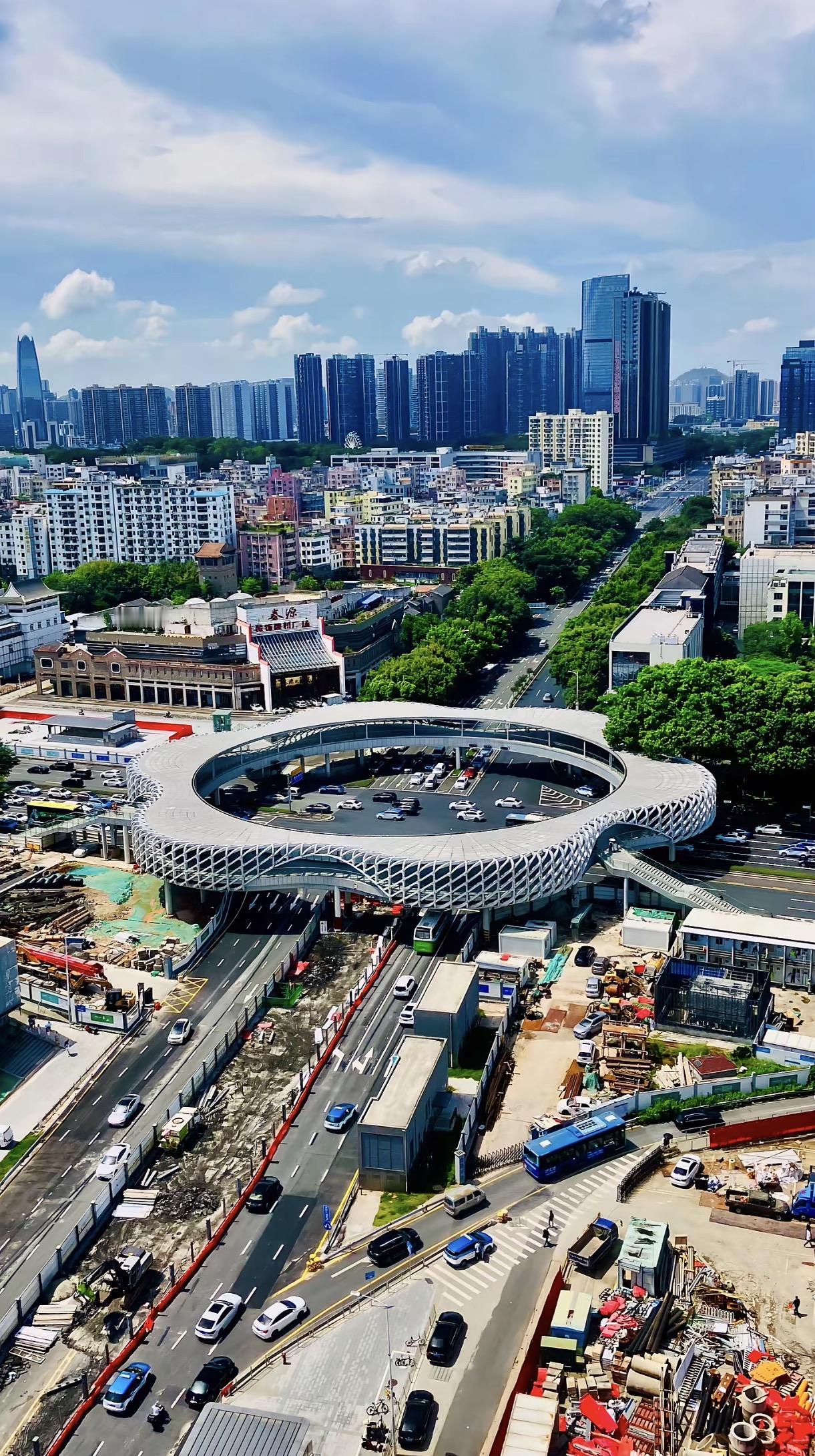这是国内天桥天花板，号称国内第一天桥，“春花天桥”整体造价超5千万，造型像一朵春